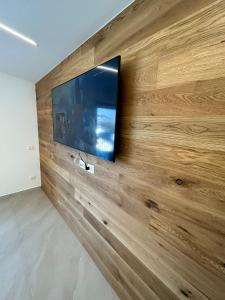 una TV a schermo piatto su una parete di legno di Ft home a Castel di Sangro
