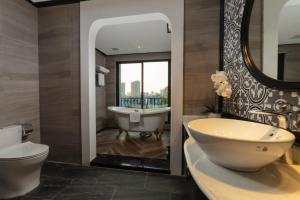 Koupelna v ubytování FTE Ba Dinh Hotel