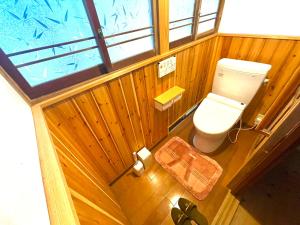 下関市にある自然豊かな隠れ家 ゲストハウス和村Nagomuraのバスルーム(トイレ付)のオーバーヘッドビュー