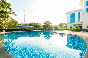 une grande piscine en face d'un bâtiment dans l'établissement Muong Thanh Luxury Nhat Le Hotel, à Dong Hoi