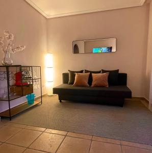 sala de estar con sofá y espejo en Altaona Comfort & Calidad Villa, en Murcia