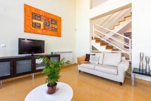 sala de estar con sofá y TV en Villa Marina, en Albufeira