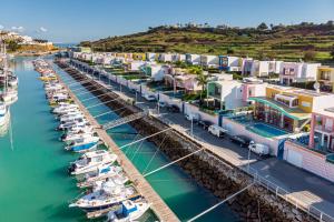 una vista aérea de un puerto deportivo con barcos en el agua en Villa Marina, en Albufeira