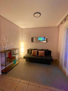 sala de estar con sofá y TV en la pared en Altaona Comfort & Calidad Villa, en Murcia