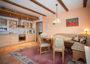 eine Küche und ein Wohnzimmer mit einem Tisch und einem Sofa in der Unterkunft Lindenhof am See in Winterberg
