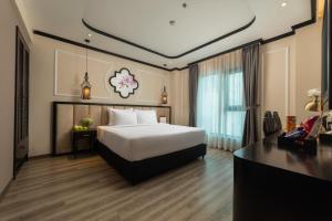Postel nebo postele na pokoji v ubytování FTE Ba Dinh Hotel