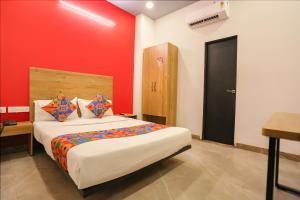 Ένα ή περισσότερα κρεβάτια σε δωμάτιο στο FabHotel Grand Capitol