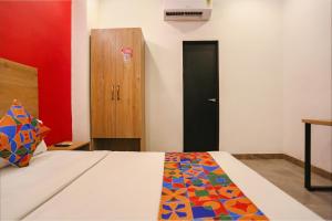 Ένα ή περισσότερα κρεβάτια σε δωμάτιο στο FabHotel Grand Capitol