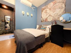 1 dormitorio con cama y espejo en 一中安心租 有統編收據 現場有人員接待 en Taichung