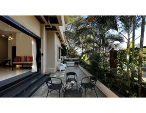 罗纳瓦拉SaffronStays Uno Crest, Lonavala - 4 BDR Artistically Decorated Villa Near Bhushi Dam的相册照片