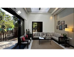 SaffronStays Uno Crest, Lonavala - 4 BDR Artistically Decorated Villa Near Bhushi Dam的休息区