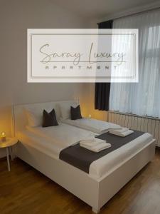 Schlafzimmer mit großem Bett mit Schild in der Unterkunft Saray Luxury in Sarajevo