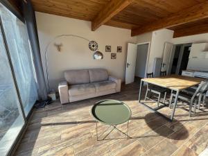 Część wypoczynkowa w obiekcie Barcelonnette location avec jardin