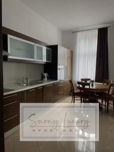 eine Küche und ein Esszimmer mit einem Tisch und einem Esszimmer in der Unterkunft Saray Luxury in Sarajevo