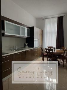 Una cocina y un comedor con una mesa y un comedor. en Saray Luxury, en Sarajevo