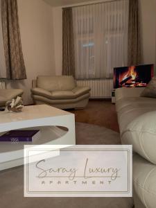 ein Wohnzimmer mit einer weißen Couch und einem Kamin in der Unterkunft Saray Luxury in Sarajevo