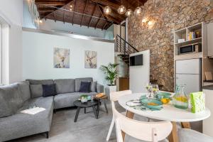 uma sala de estar com um sofá e uma mesa em EPTA Houses em Marmari