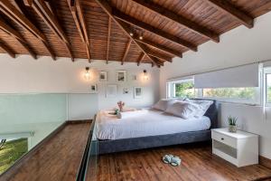 um quarto com uma cama e uma mesa de vidro em EPTA Houses em Marmari mais 223 fotografias