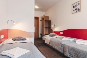 2 camas en una habitación con rojo y blanco en Ondraszek en Ustroń