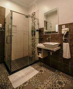 y baño con ducha y lavamanos. en The 5 Stars Sandalwood Lodge in Mount Pleasant - 2020, en Kingsmead
