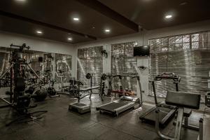 einen Fitnessraum mit mehreren Trainingsgeräten in einem Raum in der Unterkunft The 5 Stars Sandalwood Lodge in Mount Pleasant - 2020 in Kingsmead