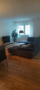 ein Wohnzimmer mit einem Sofa und einem Tisch in der Unterkunft Kleines Schmuckstück in Ermstedt