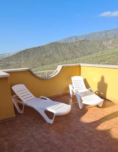 Kép Holiday home with a Serene Ocean and Mountain View szállásáról Adejében a galériában Még 37 kép