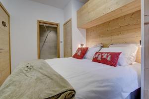 A bed or beds in a room at Echo du Pleney A003