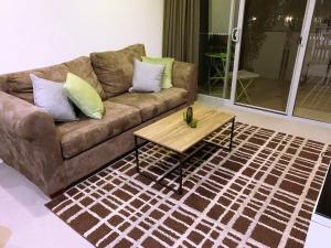 Posezení v ubytování Tranquil, Relaxing Forrest Style Apartment - Braddon CBD