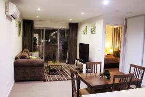 Posezení v ubytování Tranquil, Relaxing Forrest Style Apartment - Braddon CBD