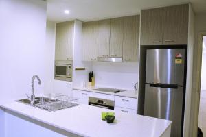 Kuchyň nebo kuchyňský kout v ubytování Tranquil, Relaxing Forrest Style Apartment - Braddon CBD