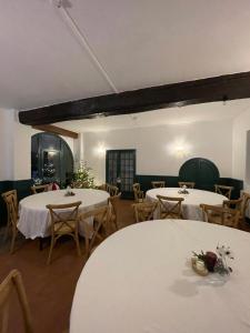 jadalnia z białymi stołami i krzesłami w obiekcie Gîte Les 27 w mieście Saint-Denis-le-Ferment +25 zdjęć