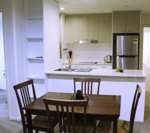 Kuchyň nebo kuchyňský kout v ubytování Tranquil, Relaxing Forrest Style Apartment - Braddon CBD