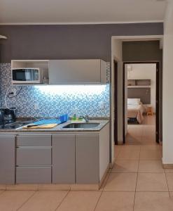 uma cozinha com um lavatório e uma bancada em - Puna - Depto para 4- Nuevo y comodo a 5 min del centro em Salta