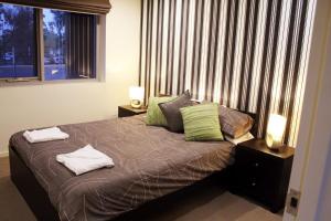 Krevet ili kreveti u jedinici u objektu Tranquil, Relaxing Forrest Style Apartment - Braddon CBD