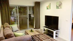 TV a/nebo společenská místnost v ubytování Tranquil, Relaxing Forrest Style Apartment - Braddon CBD