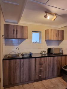 Η κουζίνα ή μικρή κουζίνα στο Private Guest Suite with 24hr Electricity, East London