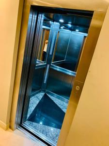 una puerta de ascensor con una ventana de cristal en un edificio en Balcon de Belgrano en Salta