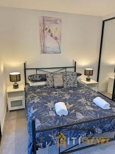 1 dormitorio con 1 cama con 2 lámparas en Majestic at Midnight! Luxe 1 bd 1bth 1csp Apt, en Canberra