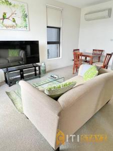 ein Wohnzimmer mit einem Sofa und einem Glastisch in der Unterkunft Cozy & Comfortable at Campbell - 1 bd 1 bth Apt in Campbell