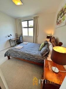 Un dormitorio con una cama grande y una ventana en Cozy & Comfortable at Campbell - 1 bd 1 bth Apt, en Campbell