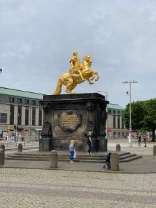ドレスデンにあるFeWo am Zwinger 2の馬に乗る獅子像
