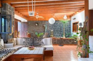 een woonkamer met een zebrabank met een patroon bij Beautiful Boho Glam Villa With Private Pool in Playa Blanca