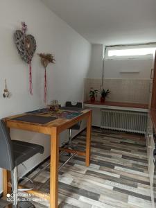 um quarto com uma mesa, uma cadeira e uma janela em Nordlicht em Schortens