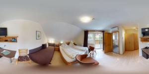 uma sala de estar com um sofá e uma mesa em Landhaus Dampf em Bad Blumau