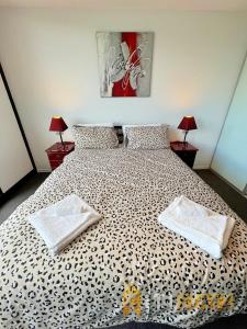 een slaapkamer met een bed met twee handdoeken erop bij Enchanting in Red - 1bd 1bth 1csp in Canberra