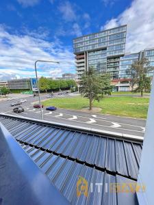 - une vue depuis le toit d'un immeuble avec une rue dans l'établissement Beauty in Blue! 1bd 1bth 1crsp Apt - Great Location!, à Canberra