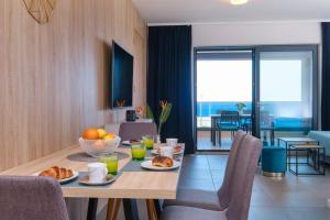 - une salle à manger avec une table et de la nourriture dans l'établissement House Torre Apartments, à Mali Lošinj