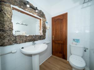 a bathroom with a sink and a toilet and a mirror at Hotel Ida Inés in Frontera