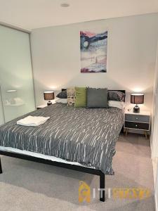 a bedroom with a bed with two lamps on it at Splendid 2bd 1bth 1csp Apt - Superb CBD Location in Canberra